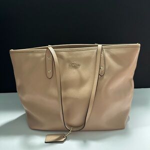 Go-To Summer Bag!!! Coach Tan Leather Tote